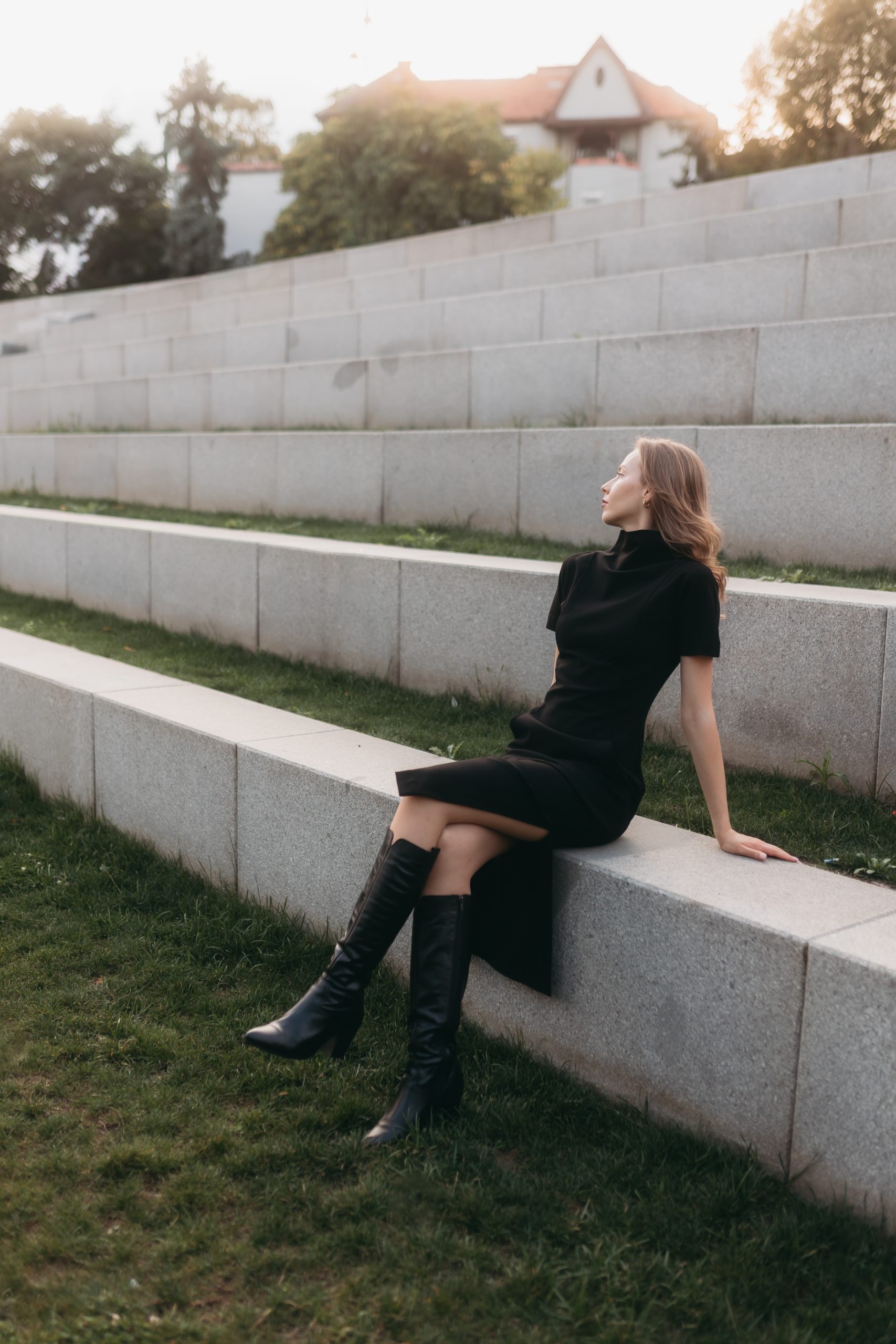 Rochie midi cu gât înalt